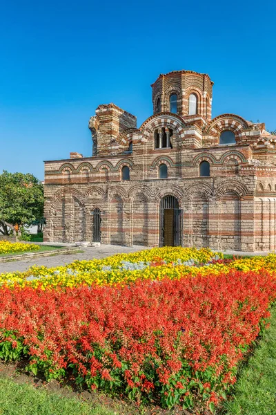 Iglesia de Cristo Pantocrátor en Nessebar antigua ciudad. Nesebar, Nesebr es Patrimonio de la Humanidad por la UNESCO. Una antigua iglesia de arquitectura bizantina en Nessebar, Bulgaria en un día soleado con cielo azul —  Fotos de Stock