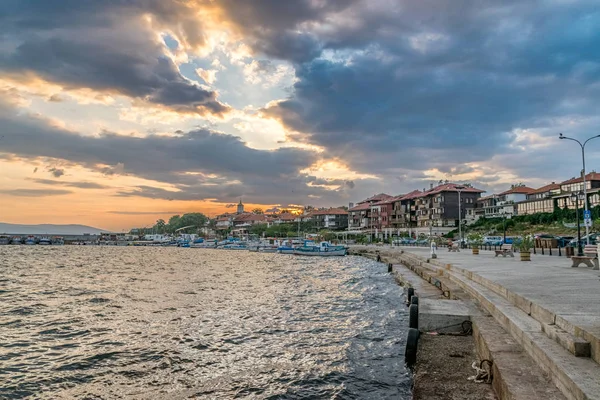 Puerto puerto en Nessebar antigua ciudad al amanecer, uno de los principales balnearios en la costa búlgara del Mar Negro. Nesebar o Nesebr es Patrimonio de la Humanidad por la UNESCO. Puerto al amanecer en Nessebar —  Fotos de Stock