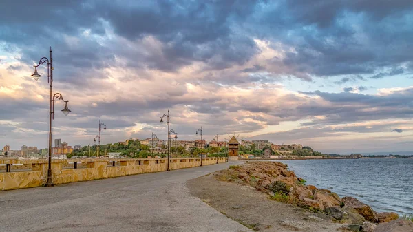 Улица, ведущая к древнему городу Несебр на восходе солнца, одному из крупнейших морских курортов на болгарском черноморском побережье. Несебр или Несебр входит в список Всемирного наследия ЮНЕСКО. Перешеек, ведущий к Несебру — стоковое фото