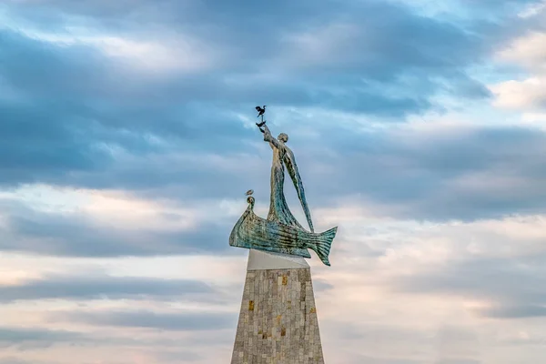 尼斯巴尔古城日出时的圣尼古拉斯雕像，是保加利亚黑海海岸的主要海滨度假胜地之一。Nesebar或Nesebr是联合国教科文组织的世界遗产 — 图库照片