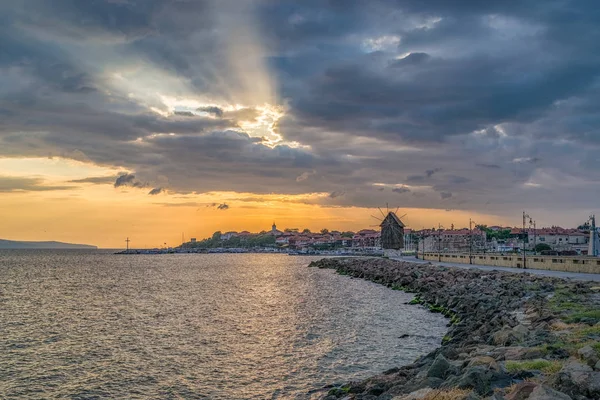 De molen op de straat die leidt naar Nessebar oude stad bij zonsopgang aan de Bulgaarse Zwarte Zee kust. Nesebar of Nesebr is een UNESCO World Heritage site. Landengte die naar Nessebar leidt — Stockfoto