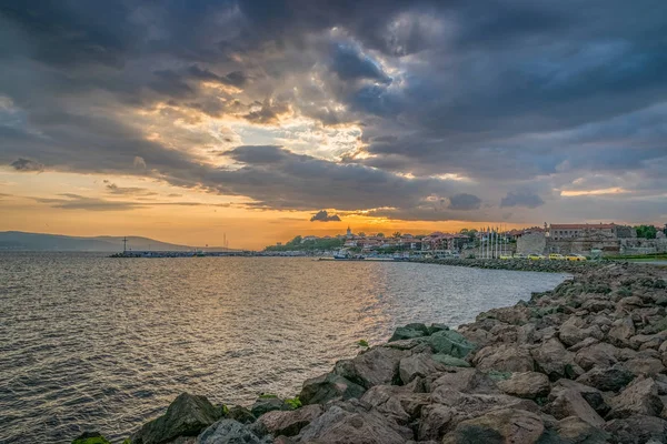 Porto portuale a Nessebar antica città all'alba, una delle principali località balneari della costa bulgara del Mar Nero. Nesebar o Nesebr è un patrimonio mondiale dell'UNESCO. Porto all'alba a Nessebar — Foto Stock