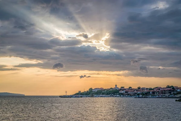 Deniz kıyısındaki Nessebar antik kentinde, Bulgaristan 'ın Karadeniz kıyısında bulunan büyük sahil beldelerinden biri olan liman Limanı. Nesebar veya Nesebr bir UNESCO Dünya Mirası alanı. Nessebar 'da güneşin doğuşunda liman — Stok fotoğraf