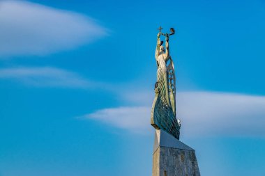 Bulgaristan 'ın Karadeniz kıyısındaki en büyük sahil beldelerinden biri olan Nessebar' daki Aziz Niklas heykeli. Nesebar veya Nesebr bir UNESCO Dünya Mirası Alanıdır. Mavi gökyüzüyle güneşli bir gün