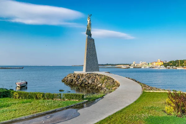 Estatua de San Nicolás en la antigua ciudad de Nessebar, uno de los principales balnearios en la costa búlgara del Mar Negro. Nesebar o Nesebr es Patrimonio de la Humanidad por la UNESCO. Día soleado con cielo azul —  Fotos de Stock