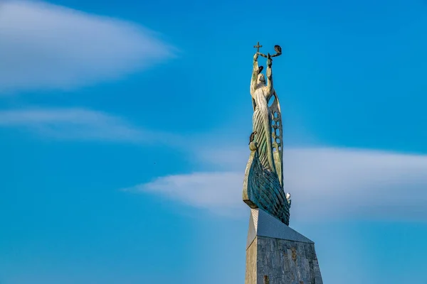 Statua di San Nicola a Nessebar antica città, una delle principali località balneari della costa bulgara del Mar Nero. Nesebar o Nesebr è un patrimonio mondiale dell'UNESCO. Giorno soleggiato con cielo azzurro — Foto Stock