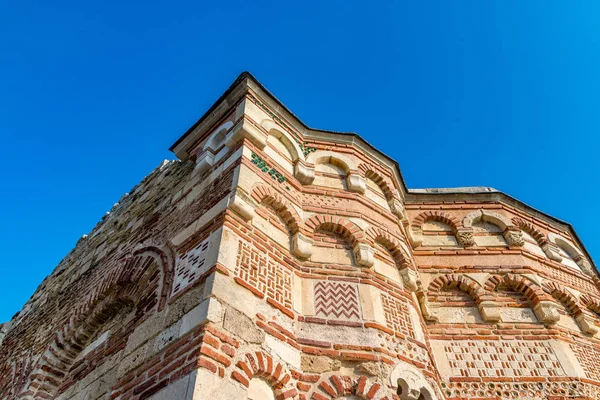 Kerk van St John Aliturgetos in Nessebar oude stad aan de Bulgaarse Zwarte Zee kust. Nesebar of Nesebr is een UNESCO World Heritage site. De oude kerk op een mooie zonnige dag met blauwe hemel — Stockfoto