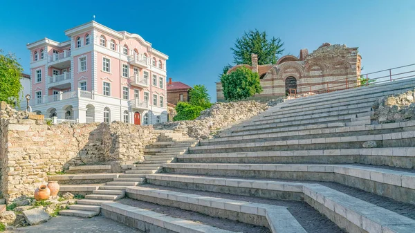 Gereja St John Aliturgetos dan Teater Kuno di kota kuno Nessebar di Pesisir Laut Hitam Bulgaria. Nesebar atau Nesebr adalah sebuah Situs Warisan Dunia UNESCO. Sebuah gereja di Nessebar — Stok Foto