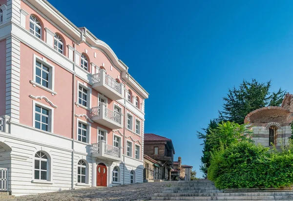 Una calle en la antigua ciudad de Nessebar en la costa búlgara del Mar Negro. Nesebar o Nesebr es Patrimonio de la Humanidad por la UNESCO. Una calle en Nessebar en un día soleado con cielo azul —  Fotos de Stock