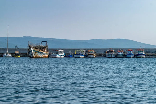 Barche da pesca attraccate in un porto portuale nella città antica di Nessebar , — Foto Stock