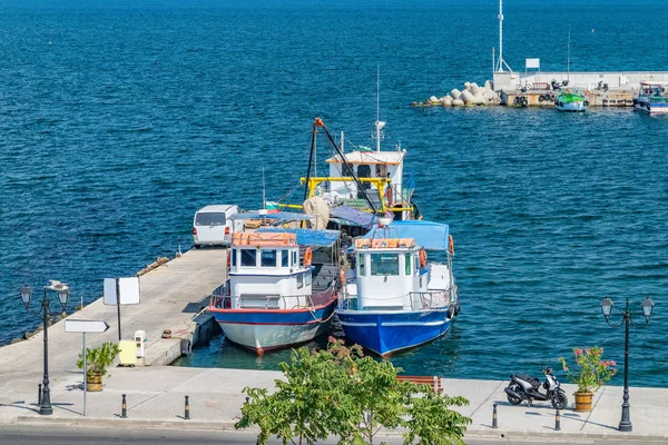 A halászhajók egy kikötői kikötőben, Neszebár ősi városában dokkolt, — Stock Fotó