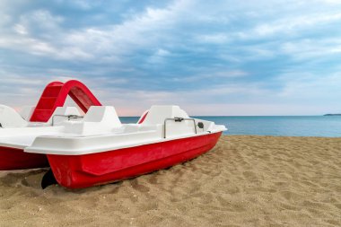 Bulgaristan'ın Karadeniz kıyısında Sunny Beach plajda bir pedallı tekne.