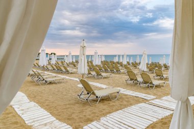 Bulgaristan'ın Karadeniz kıyısında Sunny Beach güzel bir plajda sandalye ve şemsiye.
