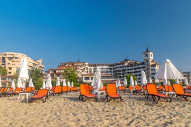 Sunny Beach, Bulgaristan - 2 Eyl 2018: Bulgaristan'ın Karadeniz kıyısında ki önemli bir sahil beldesi olan Sunny Beach sahil şeridinde şemsiye ler ve sandalye salonları
