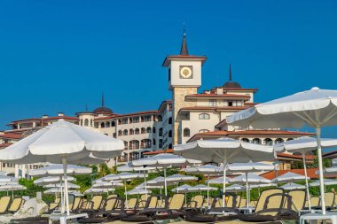 Sunny Beach, Bulgaristan - 2 Eyl 2018: Bulgaristan'ın Karadeniz kıyısında ki önemli bir sahil beldesi olan Sunny Beach sahil şeridinde şemsiye ler ve sandalye salonları