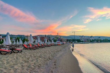 Sunny Beach, Bulgaristan - 4 Eylül 2018: Gün doğumunda Sunny Beach kıyı şeridi, Bulgaristan'ın Karadeniz kıyısında ki önemli bir sahil beldesi