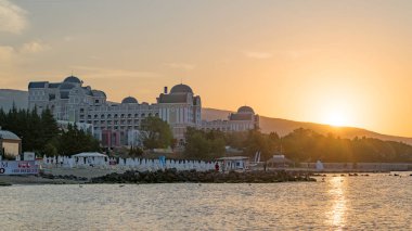 Sunny Beach, Bulgaristan - 4 Eylül 2018: Hotel Riu Helios Paradise in Sunny Beach gün doğumunda, Bulgaristan'ın Karadeniz kıyısında ki önemli bir sahil beldesi