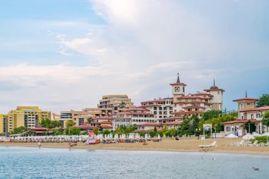 Sunny Beach, Bulgaristan - 5 Eyl 2018: Gün doğumunda Sunny Beach kıyı şeridi, Bulgaristan'ın Karadeniz kıyısında önemli bir sahil beldesi