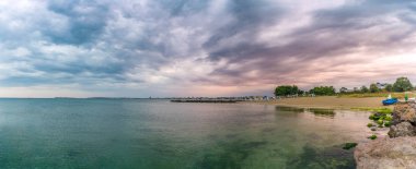 Bulgaristan'ın Karadeniz kıyısında Sunny Beach plajda gün doğumu. Panoramik görünüm