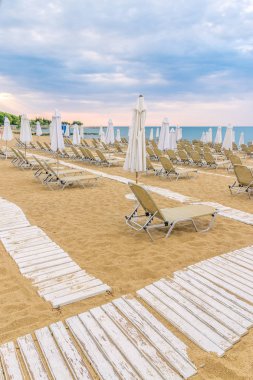 Bulgaristan'ın Karadeniz kıyısında Sunny Beach güzel bir plajda sandalye ve şemsiye