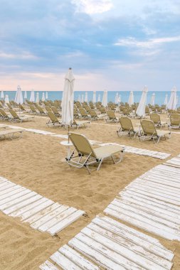 Bulgaristan'ın Karadeniz kıyısında Sunny Beach güzel bir plajda sandalye ve şemsiye.