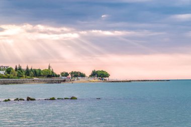 Bulgaristan'ın Karadeniz kıyısındasunny beach bir plajda gün doğumunda güneş ışınları veya güneş ışınları.