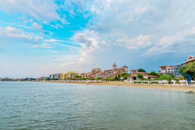 Bulgaristan'ın Karadeniz kıyısındaki Güneşli Plajı'nın panoramik manzarası.