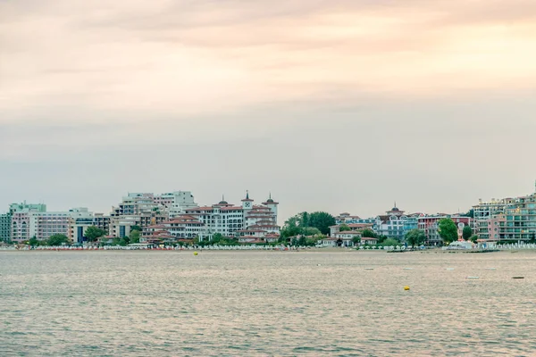 Sunny Beach, Bulgaristan - 5 Eyl 2018: Gün doğumunda Sunny Beach kıyı şeridi, Bulgaristan'ın Karadeniz kıyısında önemli bir sahil beldesi — Stok fotoğraf