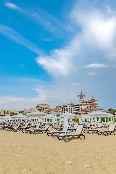 保加利亚阳光海滩 - 2018年9月5日：位于保加利亚黑海沿岸主要海滨度假胜地——阳光海滩海岸线的雨伞和椅子休息室 — 图库照片