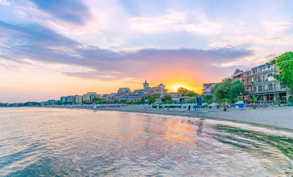 Bulgaristan'ın Karadeniz kıyısında Sunny Beach plajda gün batımı