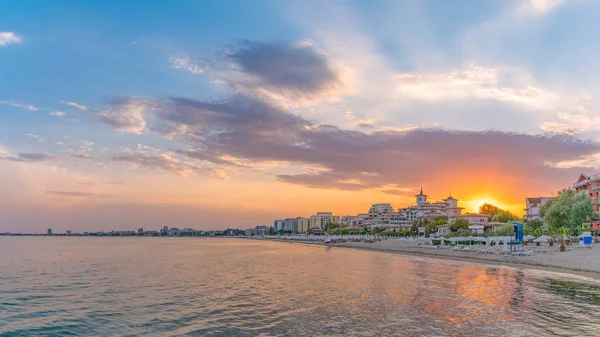 Naplemente a tengerparton Sunny Beach a Fekete-tenger partján, Bulgáriában. Panorámikus kilátás — Stock Fotó