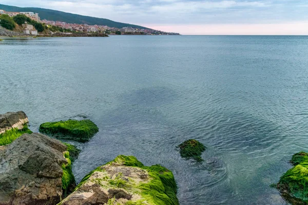 Rocce su una spiaggia in spiaggia esposta al sole sulla costa di Mar Nero della Bulgaria — Foto Stock