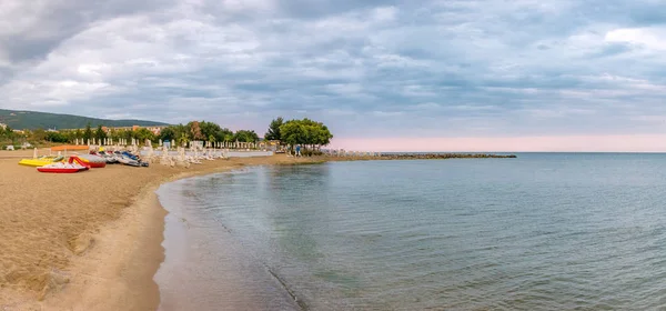 Salida del sol en la playa de Sunny Beach en la costa del Mar Negro de Bulgaria. Vista panorámica — Foto de Stock