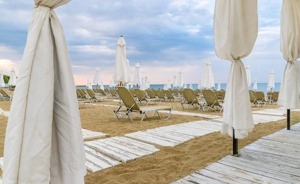 Chairs and umbrellas on a beautiful beach at Sunny Beach on the Black Sea coast of Bulgaria — Stock Photo, Image