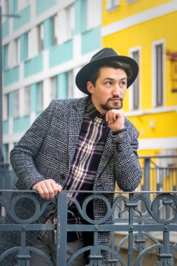 Açık havada bir ceket ile şık yakışıklı genç adam Portresi.  