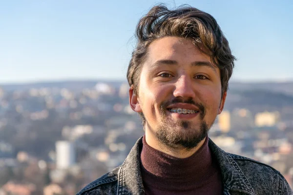 Açık havada parantez ilerlese yakışıklı bir genç adamın portresi. Bir adam wi