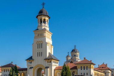 Çan kulesi ve Taç Giyme Yeniden Birleşme Katedrali görünümü