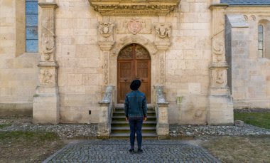 Güzel bir eski ortaçağ ch karşı duran bir turist genç adam