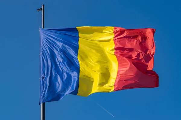 Bandeira romena acenando em um dia ensolarado de verão em Alba Iulia, Romani — Fotografia de Stock