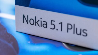 Cluj, Romanya - 13 Mayıs 2019: Nokia 5.1 Plus akıllı telefon kulübesi