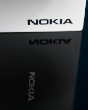 Cluj, Romanya - 13 Mayıs 2019: Akıllı telefon kulübesinde Nokia logosu