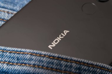 Cluj, Romanya - 13 Mayıs 2019: Nokia akıllı telefonu Nokia Cor tarafından yapıldı