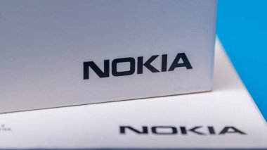 Cluj, Romanya - 13 Mayıs 2019: Akıllı telefon kulübesinde Nokia logosu