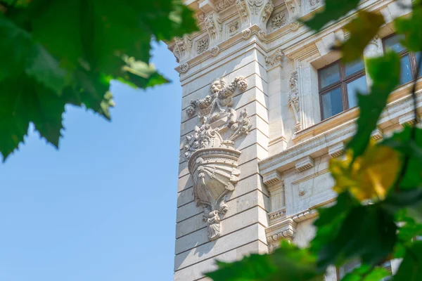 Museo Nacional de Historia Rumana edificio en Bucarest, Rumania. Museo Nacional de Historia Rumana en un soleado día de verano con un cielo azul. Vista de ángulo bajo —  Fotos de Stock