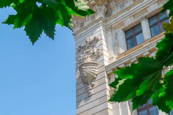 Musée national d'histoire roumaine à Bucarest, Roumanie. Musée national d'histoire roumaine par une journée d'été ensoleillée avec un ciel bleu. Vue à angle bas — Photo