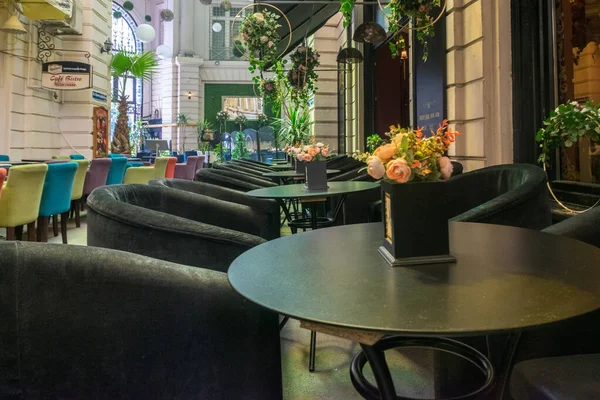 Bukarest, Rumänien - 27. Juli 2019: Restaurants in der Macca Villacrosse Passage - einer gabelförmigen, mit gelbem Glas bedeckten Arkadenstraße im Zentrum von Bukarest, Rumänien — Stockfoto