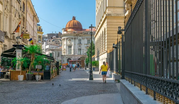 Bukarest, Rumänien - 27. Juli 2019: Menschen gehen an einem sonnigen Sommertag im historischen Zentrum von Bukarest, Rumänien. schöner Morgen im historischen Zentrum von Bukarest, Rumänien — Stockfoto