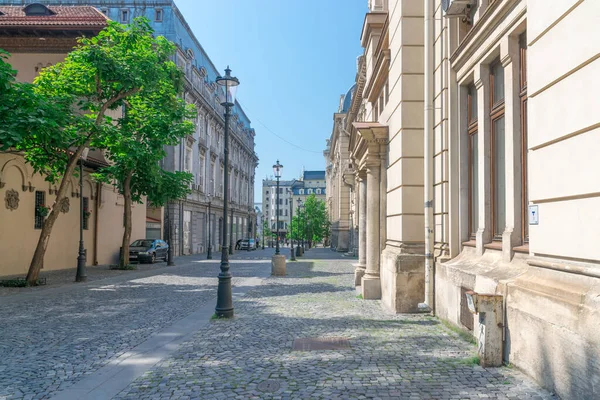 Boekarest, Roemenië - 27 juli 2019: Een lege straat op een zonnige zomerdag in het historische centrum van Boekarest, Roemenië. Prachtige ochtend in het historische centrum van Boekarest, Roemenië — Stockfoto