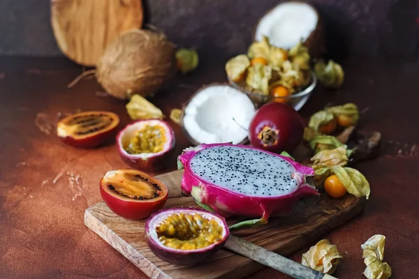 Buah Eksotis Mentah Mentah Mentah Mentah Mentah Papan Kayu Dan — Stok Foto