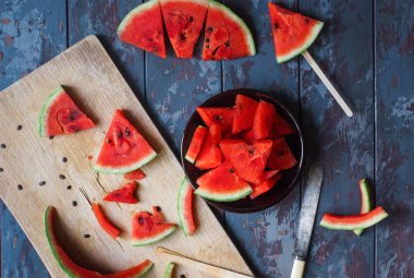 Taze organik karpuz dilimi dondurmayı rustik ahşap tahta ve karanlık rustik ahşap arka plan